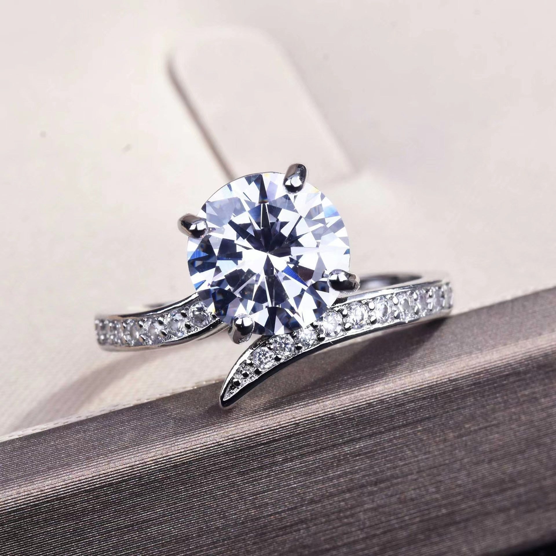 Eight Heart Eight Arrow Zircon Imitation Moissanite Ring for Women and Men's Six Claw Wedding Ring