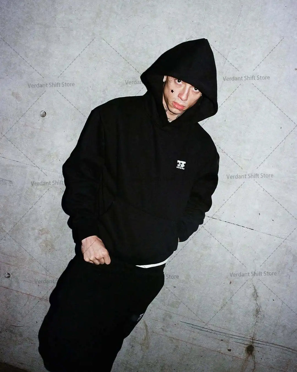 Black hoodie and wide-leg sweatpants set  Street-style