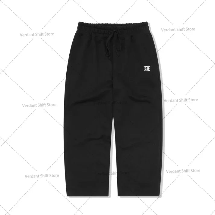 Black hoodie and wide-leg sweatpants set  Street-style